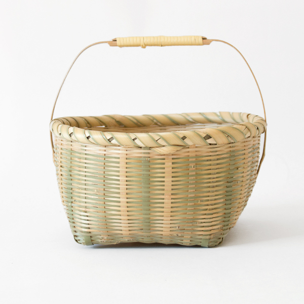 底からぐるりと渡された安定感のある持ち手 底からぐるりと渡された安定感のある持ち手