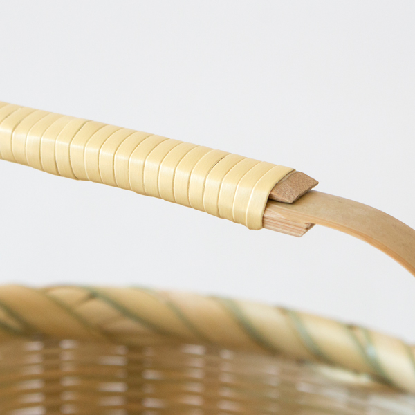 持ちやすいように竹を重ね巻き付けた持ち手 持ちやすいように竹を重ね巻き付けた持ち手