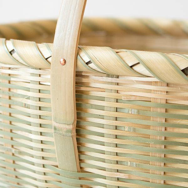 茨城県で取れた真竹を細く裂いて編み上げています 茨城県で取れた真竹を細く裂いて編み上げています