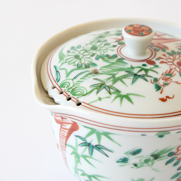 ギザギザの隙間と注ぎ口近くの穴が茶こしの役割を果たしています ギザギザの隙間と注ぎ口近くの穴が茶こしの役割を果たしています