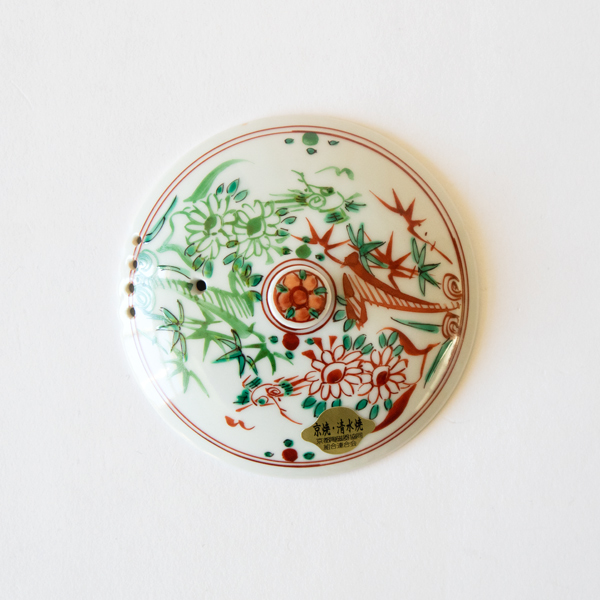 染付のような文様、中国明代の万暦窯で生まれた文様など、伝統的な絵柄が描かれています 染付のような文様、中国明代の万暦窯で生まれた文様など、伝統的な絵柄が描かれています