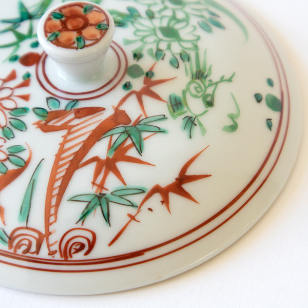 大胆な筆使いが華やかな宝瓶です 大胆な筆使いが華やかな宝瓶です