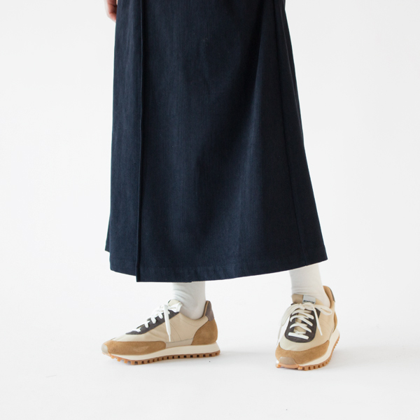 ヒールのない靴とも合わせやすい丈(NAVY)