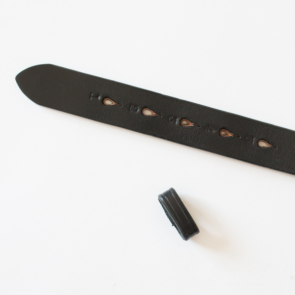 自由に動かすことができるベルト通し(BLACK)