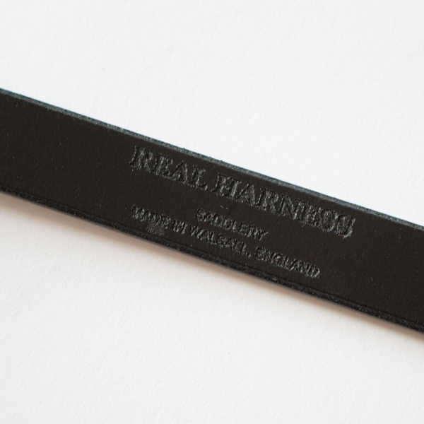 馬の鞍をメインとした工場の証である“Saddlery made in walsall England” と刻印がされています(BLACK)