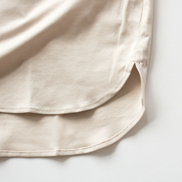 スリットを入れて軽快さもプラス(BEIGE)