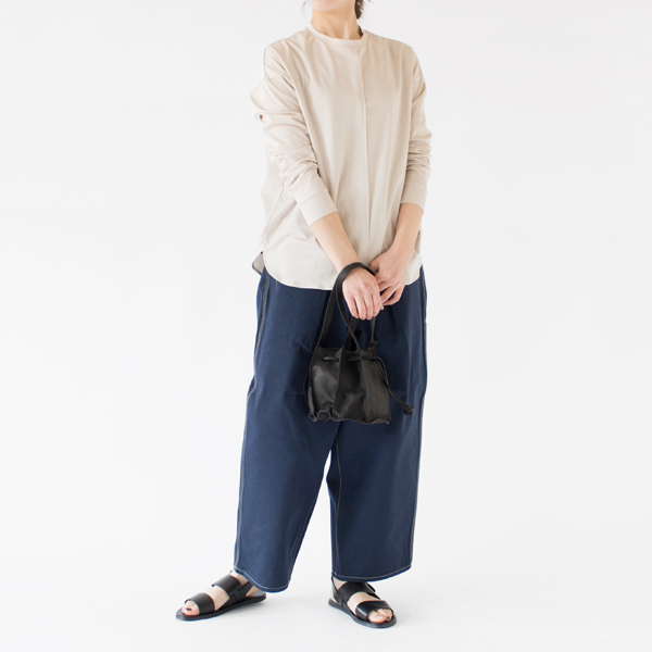 ブラウスのような品の良さを感じるTシャツ(BEIGE・身長162cm)