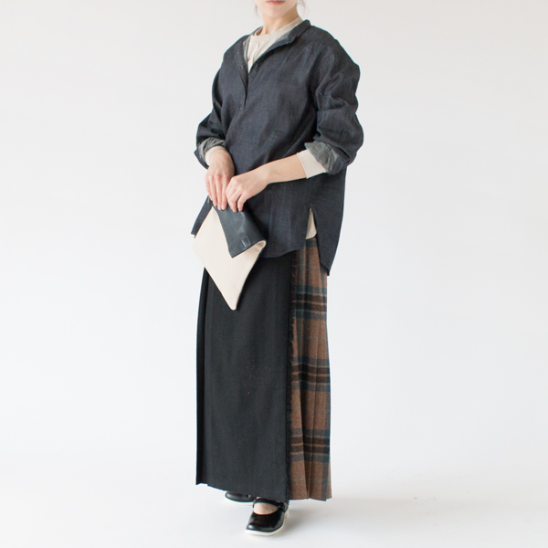 レイヤードスタイルにもおすすめです(BEIGE・身長162cm)
