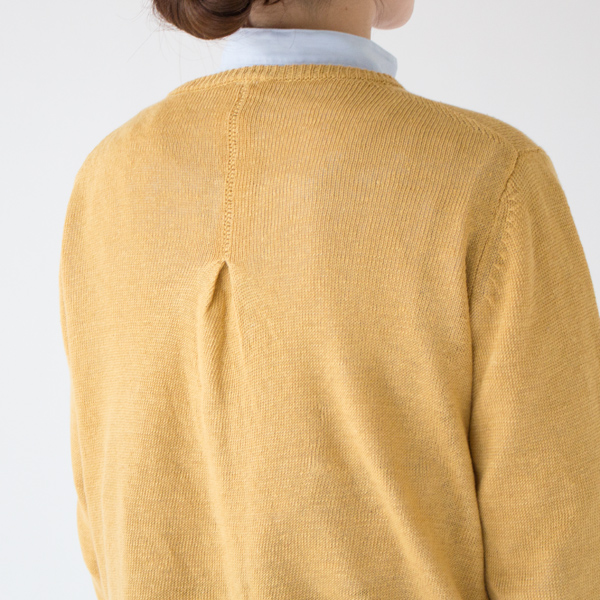 背中のさりげないタックがアクセントに(YELLOW)