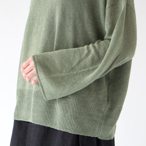 袖口は広めで涼しい着心地(KHAKI)