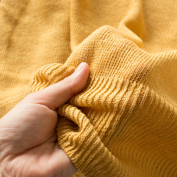 やや透け感がある通気性のよいニットです(YELLOW)