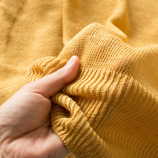 やや透け感がある通気性のよいニットです(YELLOW) やや透け感がある通気性のよいニットです(YELLOW)