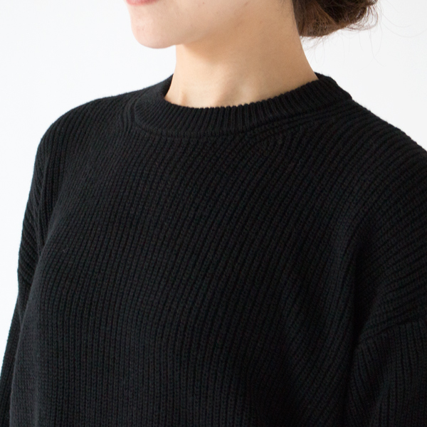 ベーシックで日々手に取りやすいクルーネックタイプ(BLACK)