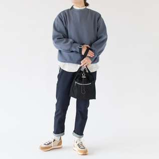 程よくゆとりがあるためレイヤードスタイルもおすすめ(SMOKE BLUE・身長162cm) 程よくゆとりがあるためレイヤードスタイルもおすすめ(SMOKE BLUE・身長162cm)