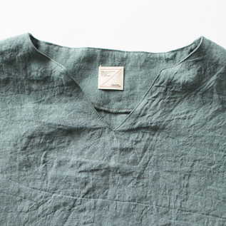 ハイネックとの重ね着も楽しめます(BLUE GREY) ハイネックとの重ね着も楽しめます(BLUE GREY)