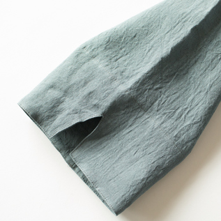 スリットを入れて動きやすく(BLUE GREY) スリットを入れて動きやすく(BLUE GREY)