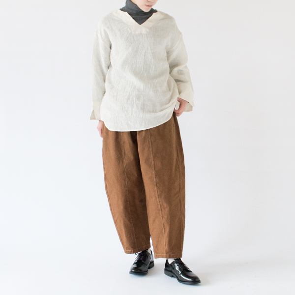 自然に肩が落ちるような柔らかなシルエット(OFF WHITE・身長162cm)