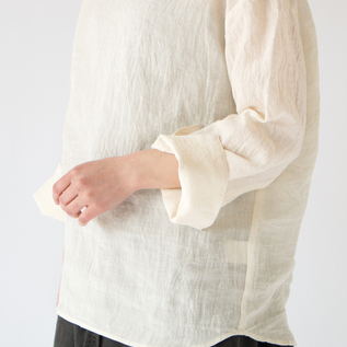 袖口にスリットが入っているので折り返して着ることもできます(OFF WHITE) 袖口にスリットが入っているので折り返して着ることもできます(OFF WHITE)