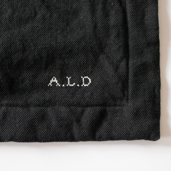 白いブランドの刺繍入り(BLACK)