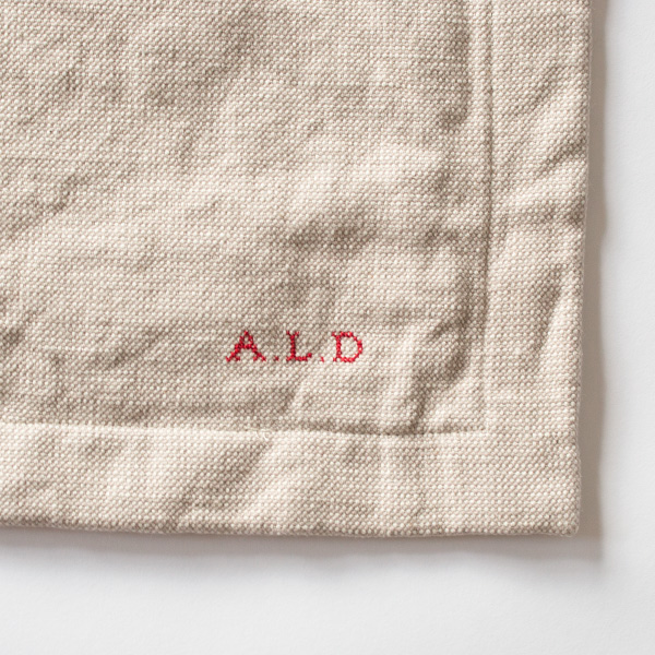 赤いブランドの刺繍入り(BEIGE)