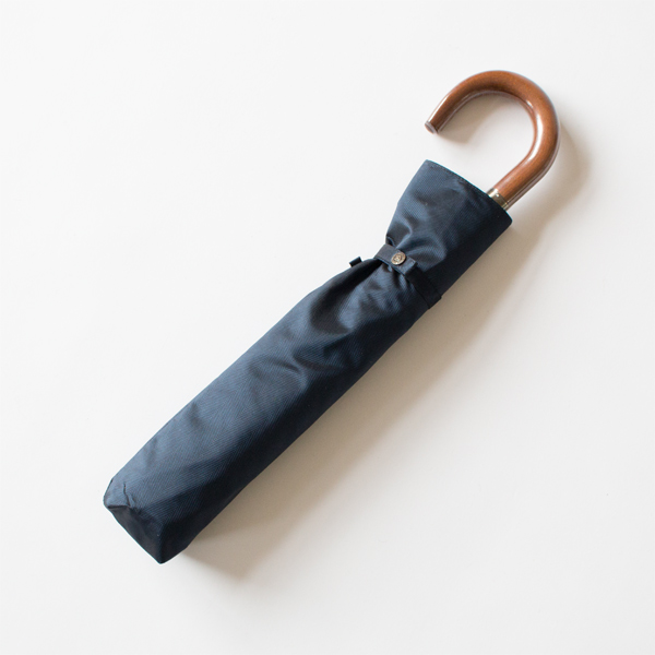 通勤バッグなどにも入れられるコンパクトなサイズ(NAVY)
