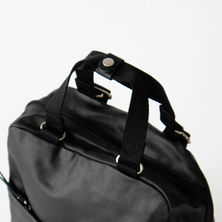 ハンドルはスナップボタンで留められます(Organic Jet Black)