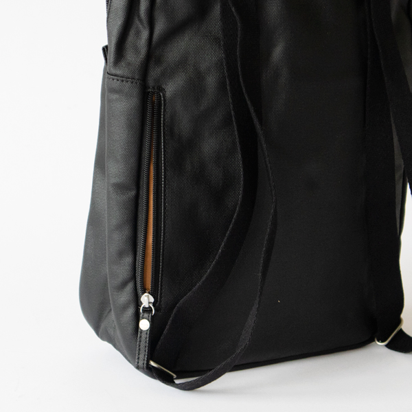 サイドにも収納ポケット付き(Organic Jet Black)