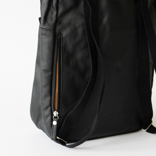 サイドにも収納ポケット付き(Organic Jet Black)