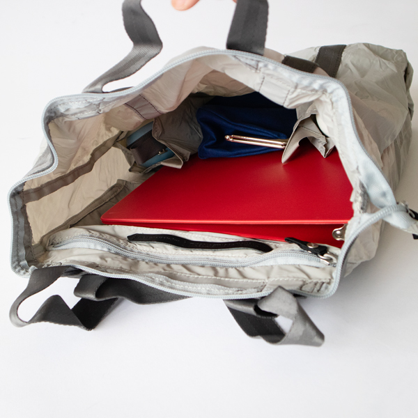 A4の書類も収納できます(Moon)