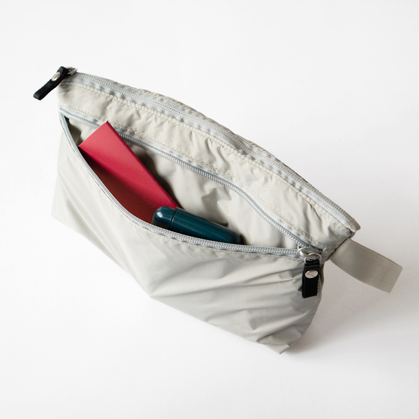 ポケットが付いているのでポーチとしてもご使用ください(Moon)