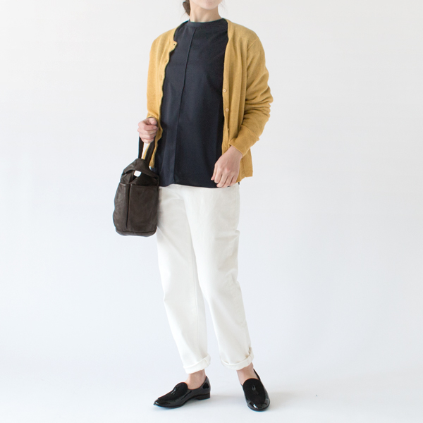 カーディガンと重ね着で(NAVY・身長162cm)