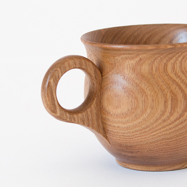 丸みを帯びた形のコーヒーカップ