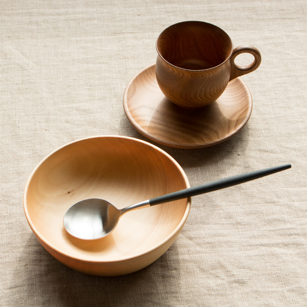 心がほっと和らぐ木のコーヒーカップ