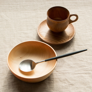 心がほっと和らぐ木のコーヒーカップ