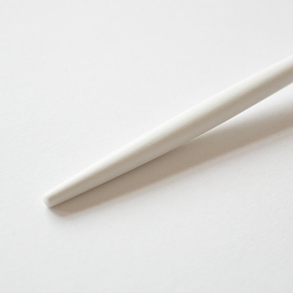 木のような質感で持ちやすい柄(WHITE)