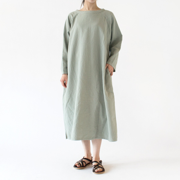 ボタンを後ろにして(身長：162cm・錆青磁)