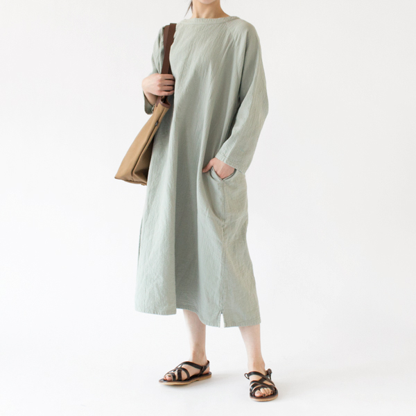 ボタンを後ろにして(身長：162cm・錆青磁)