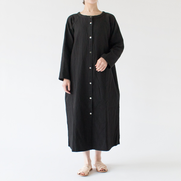 ボタンを前にして(身長：162cm・黒)