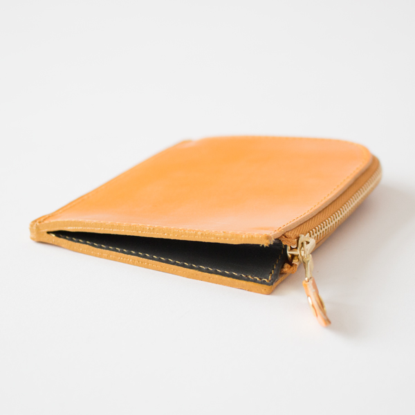 マチと中の仕切りの色がそれぞれ異なります(GOLD/GREY)