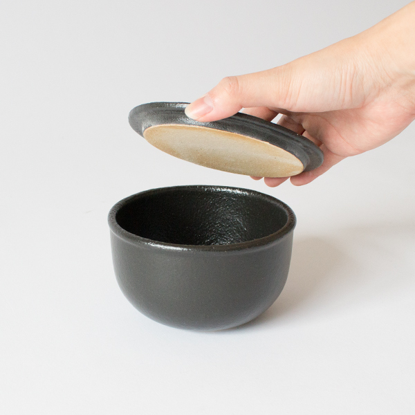 蓋付きなのでスタッキングも可能