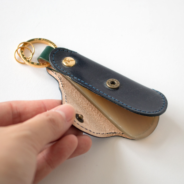 ボタンで閉じてシューホーンをカバー(DARK BLUE/BOTTLE GREEN)