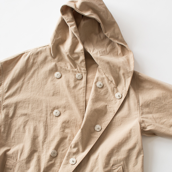 パチンと留めるボタンなので脱ぎ着も簡単(BEIGE(イチジク))