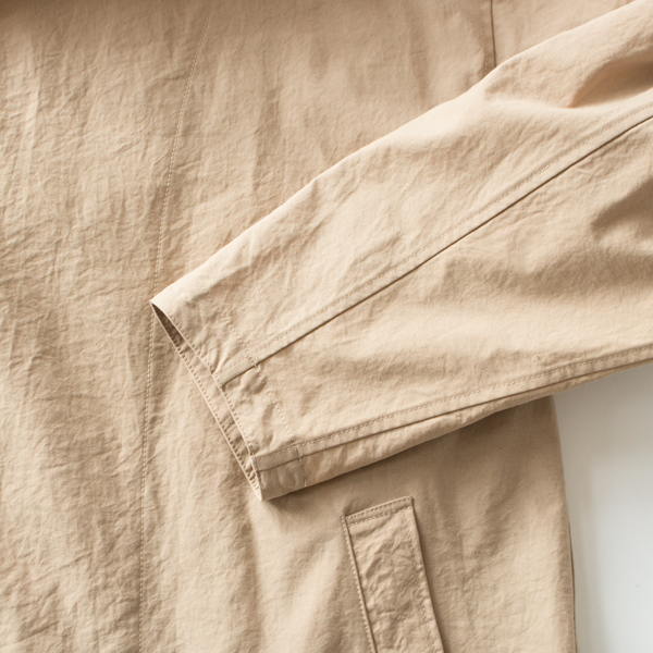 オニベジナイロン フーデッドコート 袖元(BEIGE(イチジク))