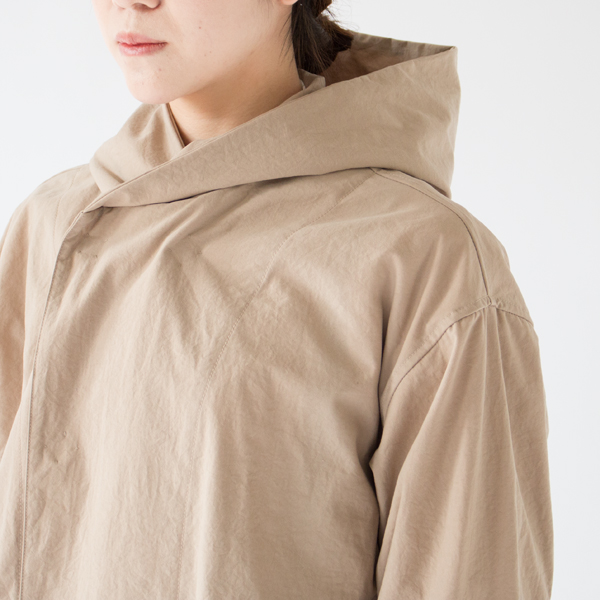 シンプルな形にフードがアクセント(BEIGE(イチジク))