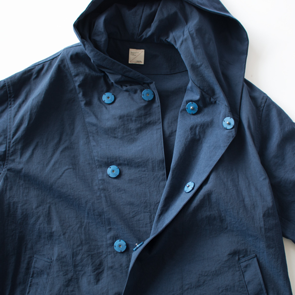 パチンと留めるボタンなので脱ぎ着も簡単(NAVY(藍))