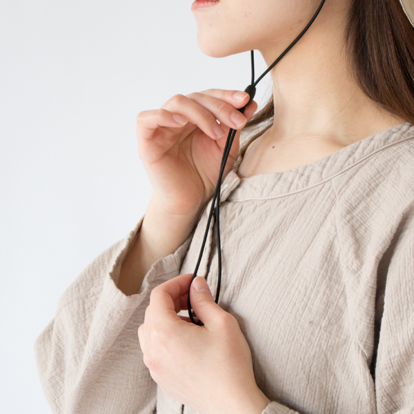 サイズ調節ができるゴム紐のドローコード付き(Sand Stone)