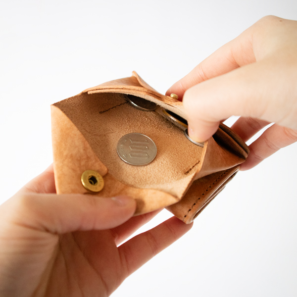 上蓋に膨らみがあり小銭が落ちてしまう心配もありません(NUM)
