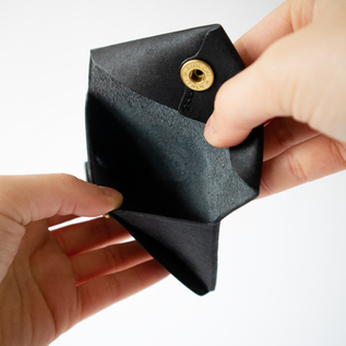 薄くて軽いためカードの出し入れもスムーズに(BLACK) 薄くて軽いためカードの出し入れもスムーズに(BLACK)