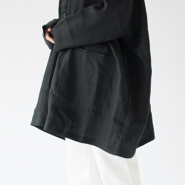 股下まですっぽりと隠れる着丈(BLK、162cm)
