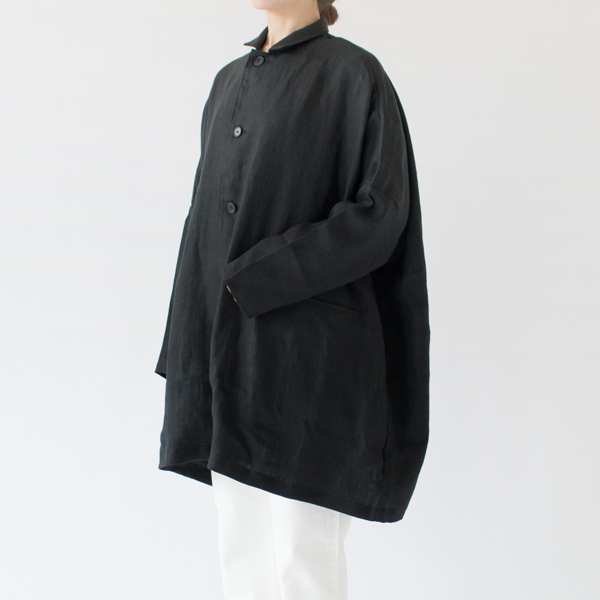 程よく肩の力が抜けるような素朴さが魅力のオーバーサイズデザイン(BLK、162cm)